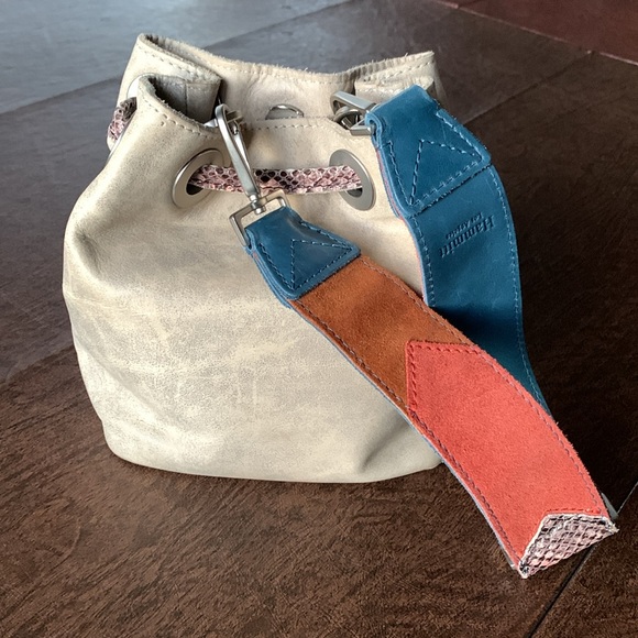 Hammitt James Small Bucket Bag in Frosted Grey with Gorgeous Unique Strap!! EUC! - Picture 2 of 7